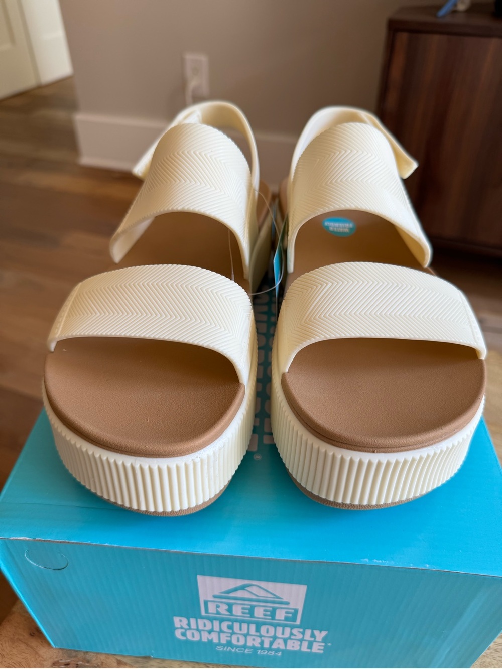 NWT REEF Women’s Water Vista Higher Platform Sandals - Cloud, Size 8
